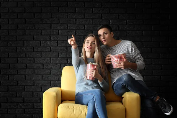 Giovane Coppia Con Popcorn Guardando Film Vicino Muro Mattoni Scuri — Foto Stock