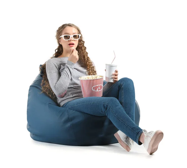 Jonge Vrouw Met Popcorn Kijken Naar Film Witte Achtergrond — Stockfoto