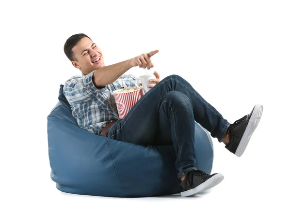 Joven Con Palomitas Maíz Viendo Película Sobre Fondo Blanco — Foto de Stock