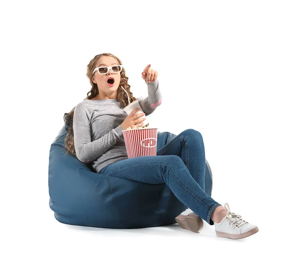 Mladá Žena Popcorn Sledování Filmu Bílém Pozadí — Stock fotografie