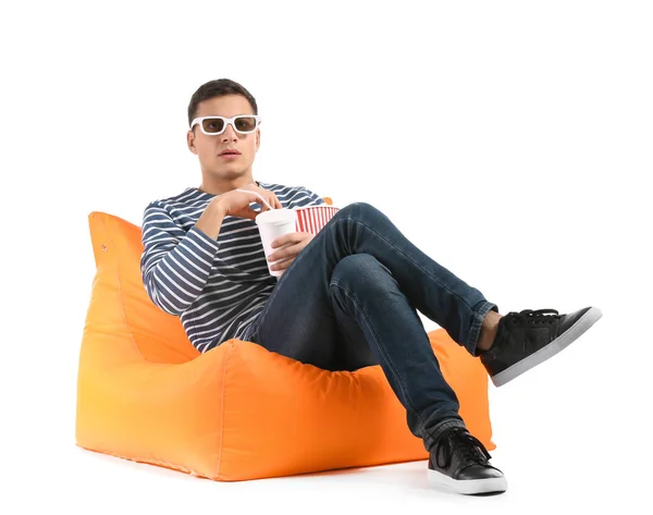 Joven Con Palomitas Maíz Viendo Película Sobre Fondo Blanco — Foto de Stock