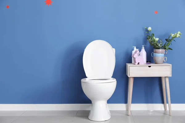 Modern Toilet Keramik Mangkuk Dekat Dinding Warna Kamar Kecil — Stok Foto