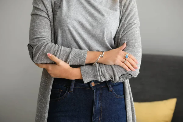 Jonge Vrouw Met Stijlvolle Bijouterie Thuis — Stockfoto