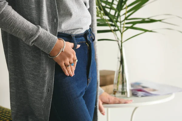 Şık Mücevherat evde olan kadın