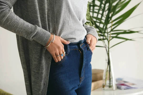 Jonge Vrouw Met Stijlvolle Bijouterie Thuis — Stockfoto