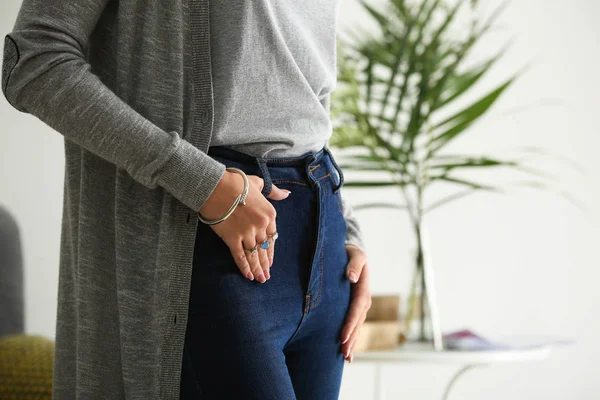 Jonge Vrouw Met Stijlvolle Bijouterie Thuis — Stockfoto