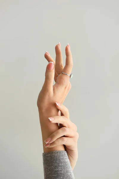 Mãos Jovem Mulher Com Bijouterie Elegante Sobre Fundo Cinza — Fotografia de Stock
