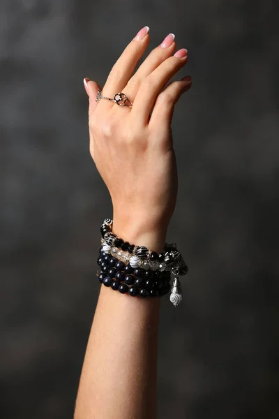 Mão Mulher Jovem Com Bijouterie Elegante Fundo Escuro — Fotografia de Stock