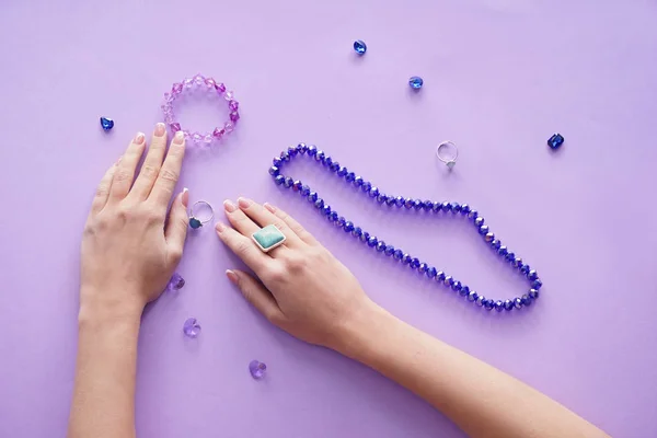 Mani Giovane Donna Elegante Bijouterie Sfondo Colore — Foto Stock