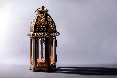Gri arka plan üzerinde ramazan sembolü olarak Müslüman lamba