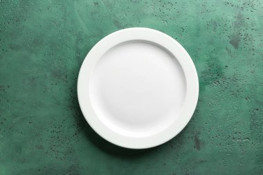 Temiz boş plaka renk arka plan üzerinde