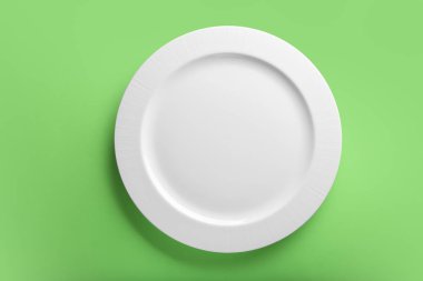 Temiz boş plaka renk arka plan üzerinde