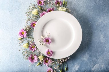 Plaka ve renk arka plan üzerine güzel çiçekler