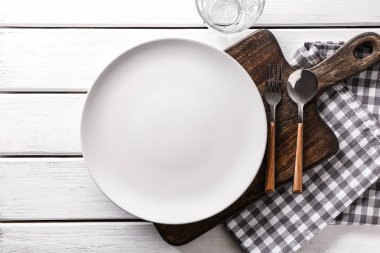 Ahşap arkaplanda basit tablo ayarı