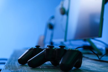 Bilgisayar Kulübü masada oyun yastıkları