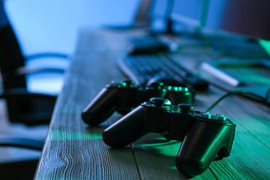 Bilgisayar Kulübü masada oyun yastıkları