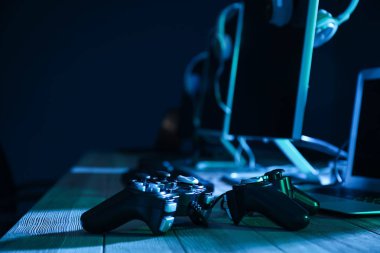 Bilgisayar Kulübü masada oyun yastıkları