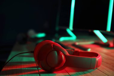 Bilgisayar Kulübü tabloda kulaklıktan