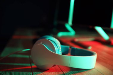 Bilgisayar Kulübü tabloda kulaklıktan