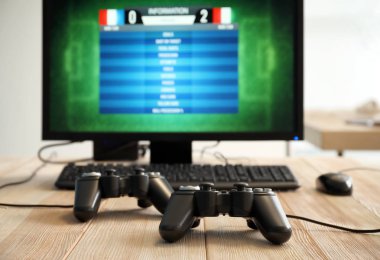 Club tabloda bilgisayar ve oyun yastıkları