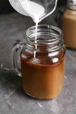 Masada kahve mason kavanoza süt dökme