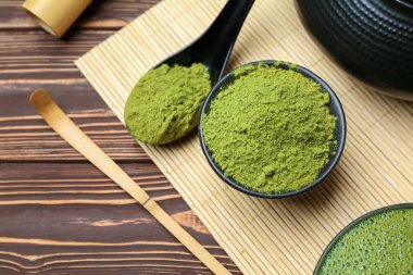 Kase ve kaşık toz matcha çay ahşap tablo