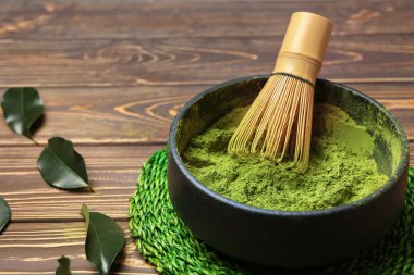 Toz matcha çay ve masada chasen kase