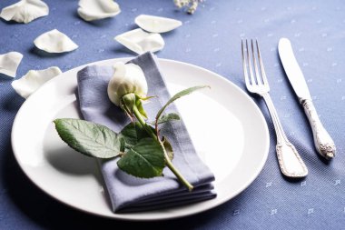 Çiçek desenli güzel bir masa.