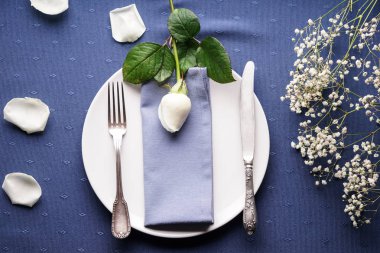 Çiçek desenli güzel bir masa.