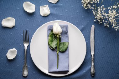 Çiçek desenli güzel bir masa.