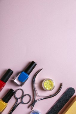 Renk arka plan üzerinde pedikür araçlar kümesi