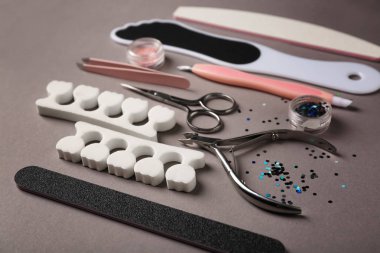 Gri arka plan üzerinde pedikür araçlar kümesi