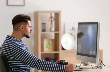 Genç adam bilgisayar oyunu evde oynamak