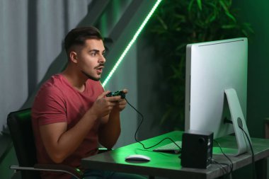 Genç adam kulüpte bilgisayar oyunu oynamak