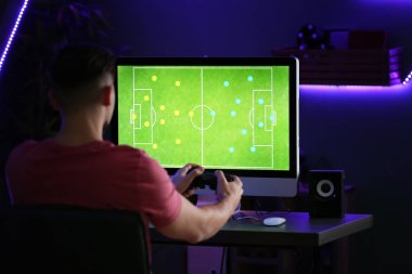 Genç adam kulüpte bilgisayar oyunu oynamak
