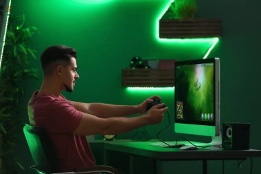 Genç adam kulüpte bilgisayar oyunu oynamak