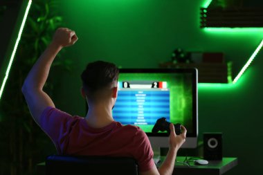 Bilgisayar oyunu Club kazandıktan sonra mutlu genç adam