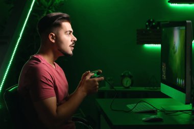Genç adam kulüpte bilgisayar oyunu oynamak