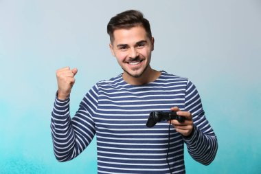 Renk arka plan kazanan video oyunundan sonra mutlu genç adam