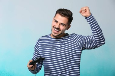 Renk arka plan kazanan video oyunundan sonra mutlu genç adam