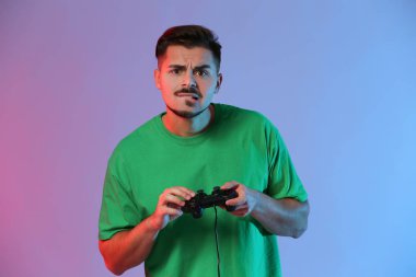 İskambil video oyun renk arka plan üzerinde duygusal genç adam