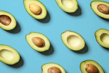 Bol renkli arka plan üzerinde taze avokado