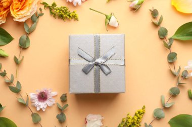Hediye kutusu ve çiçek renk arka plan üzerinde kompozisyonu