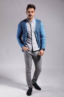 yakışıklı genç gri arka plan üzerinde