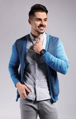 yakışıklı genç gri arka plan üzerinde