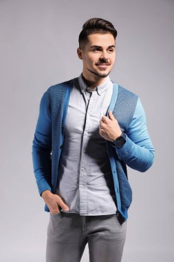 yakışıklı genç gri arka plan üzerinde