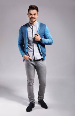 yakışıklı genç gri arka plan üzerinde