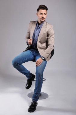 yakışıklı genç gri arka plan üzerinde