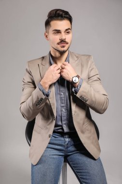 yakışıklı genç gri arka plan üzerinde