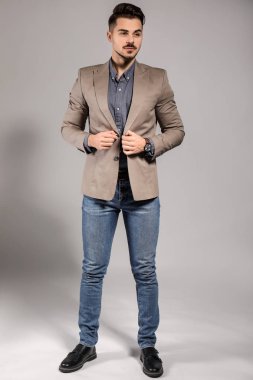 yakışıklı genç gri arka plan üzerinde